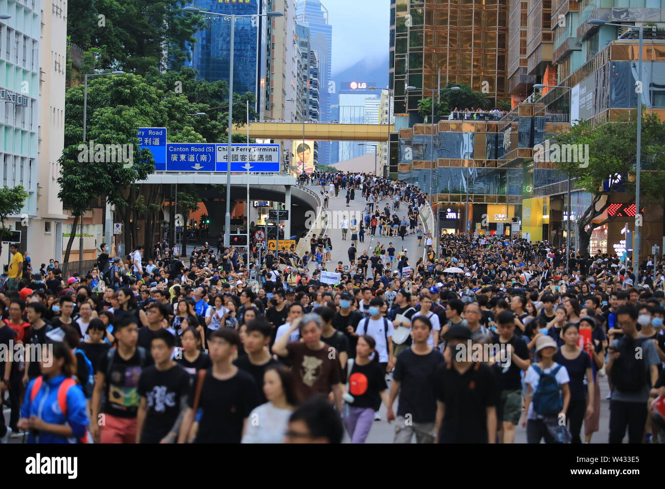 La foule protester le Kowloon. Plus de 50 000 manifestants sont descendus dans les rues de Kowloon le dimanche pour s'opposer à un projet de loi sur l'extradition controversée Banque D'Images