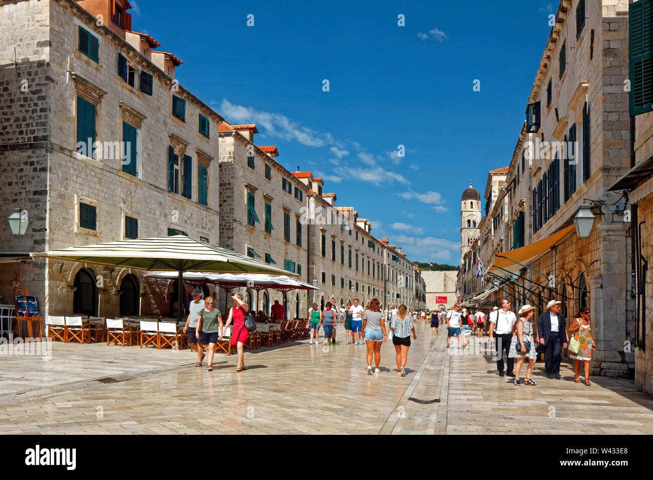 La Placa, la rue piétonne Stradun pavée ; ; 1468 ; calcaire ; surface brillante ; vieille ville ; restaurants en plein air, des parasols, des gens, Dubrovnik, Croatie, Europe ; Banque D'Images