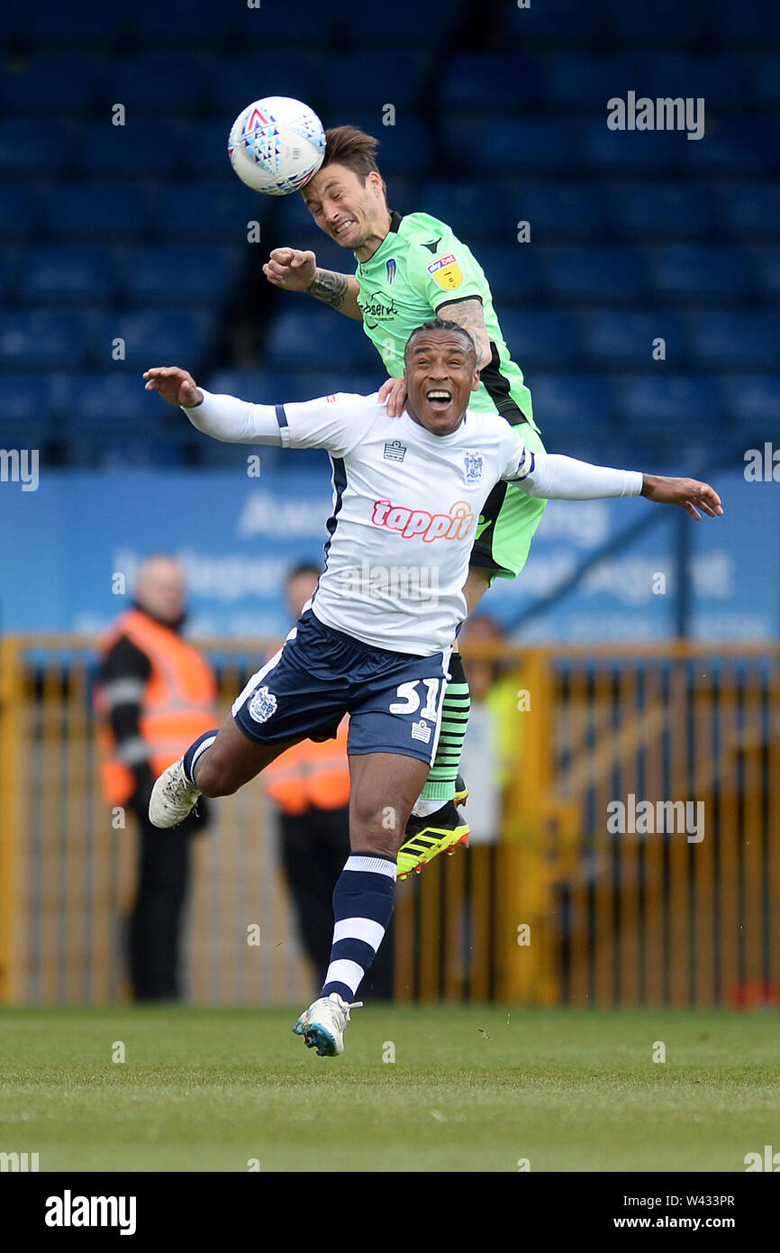 Sam Saunders de Colchester United cherche à gagner une coupe dans l'air contre Neil Danns de Bury - Bury v Colchester United, Sky Bet League Deux, Domaine La Lane, Bury - 13 avril 2019 Editorial N'utilisez que des restrictions s'appliquent - DataCo Banque D'Images