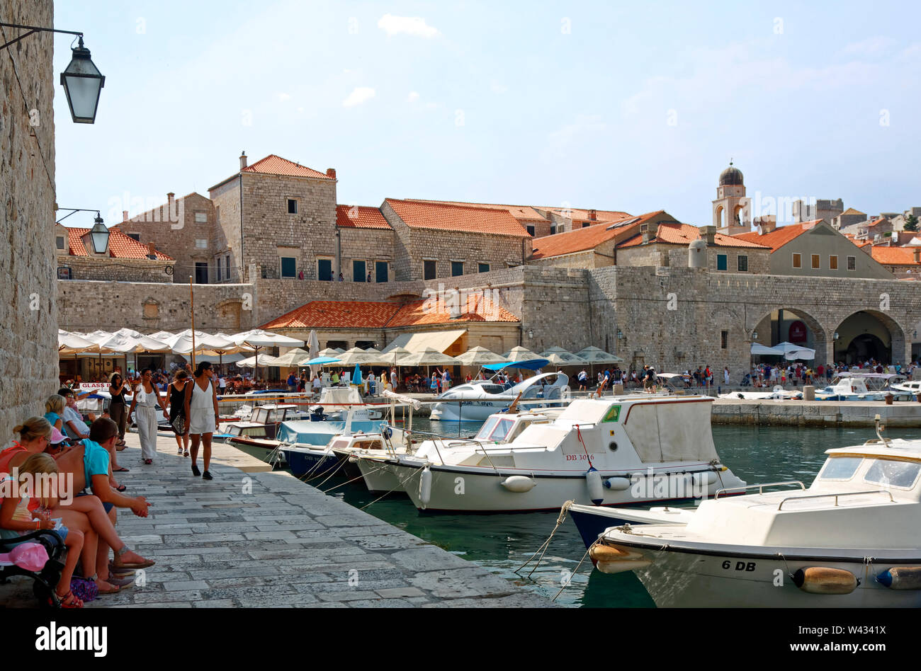 Vieille Ville ; marina ; bateaux ; stone remparts ; bâtiments ; toits de tuiles rouges, les gens, l'UNESCO ; site d'été de Dubrovnik, Croatie, horizontal Banque D'Images