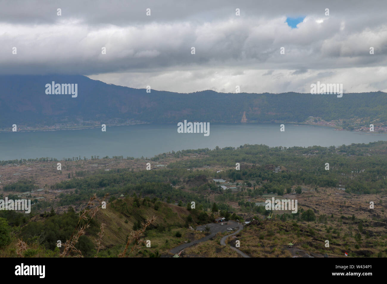 Vue derrière Batur volcano sur Caldera avec lac et montagne en face de Abang. Lake avec des sources thermales. Phénomène naturel protégé par l'UNESCO. Banque D'Images