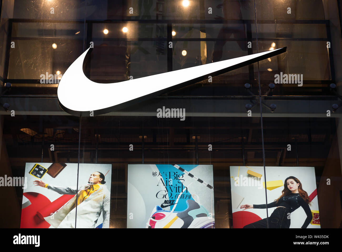 Une multinationale américaine société logo Nike Sportswear vu à Shanghai. Banque D'Images