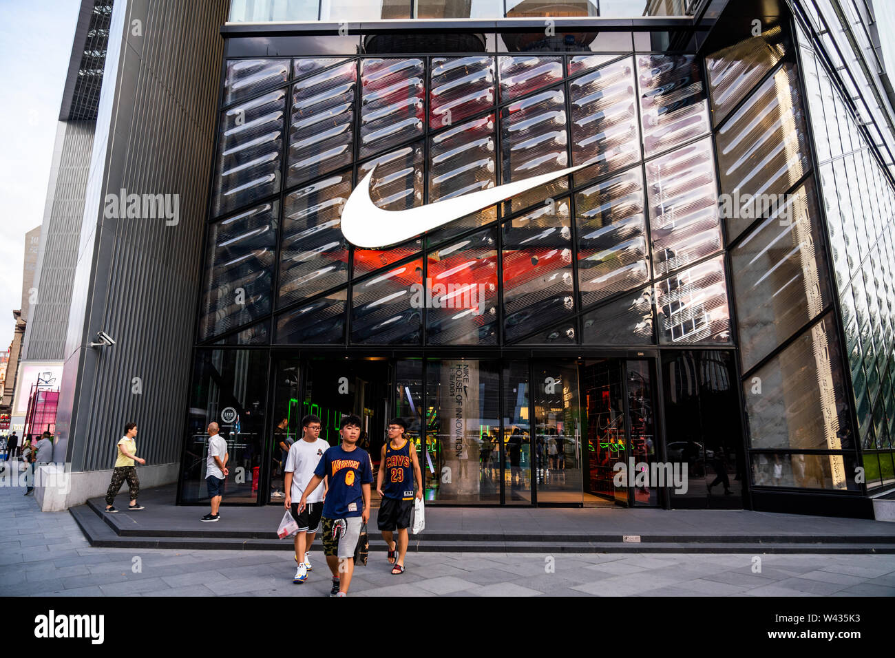 Les clients à une multinationale américaine société boutique Nike  Sportswear vu à Shanghai Photo Stock - Alamy