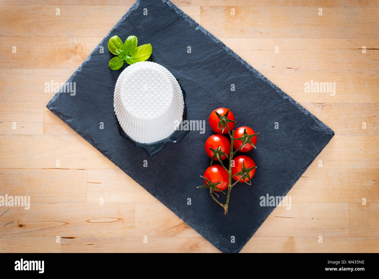 Composition de tomates, de basilic et de ricotta, Pouilles, Italie Banque D'Images