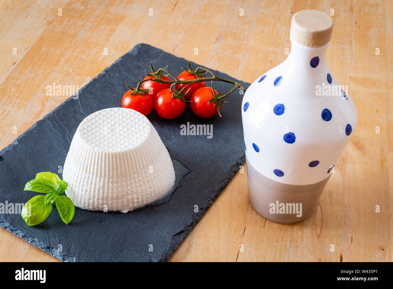 Composition de tomates, de basilic et de ricotta, Pouilles, Italie Banque D'Images