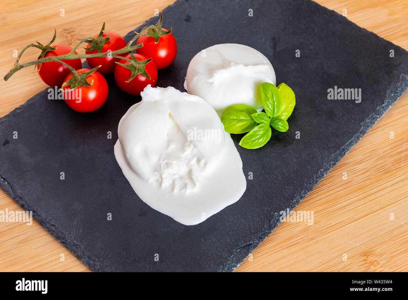 Composition de tomates, basilic et fromage burrata, Pouilles, Italie Banque D'Images