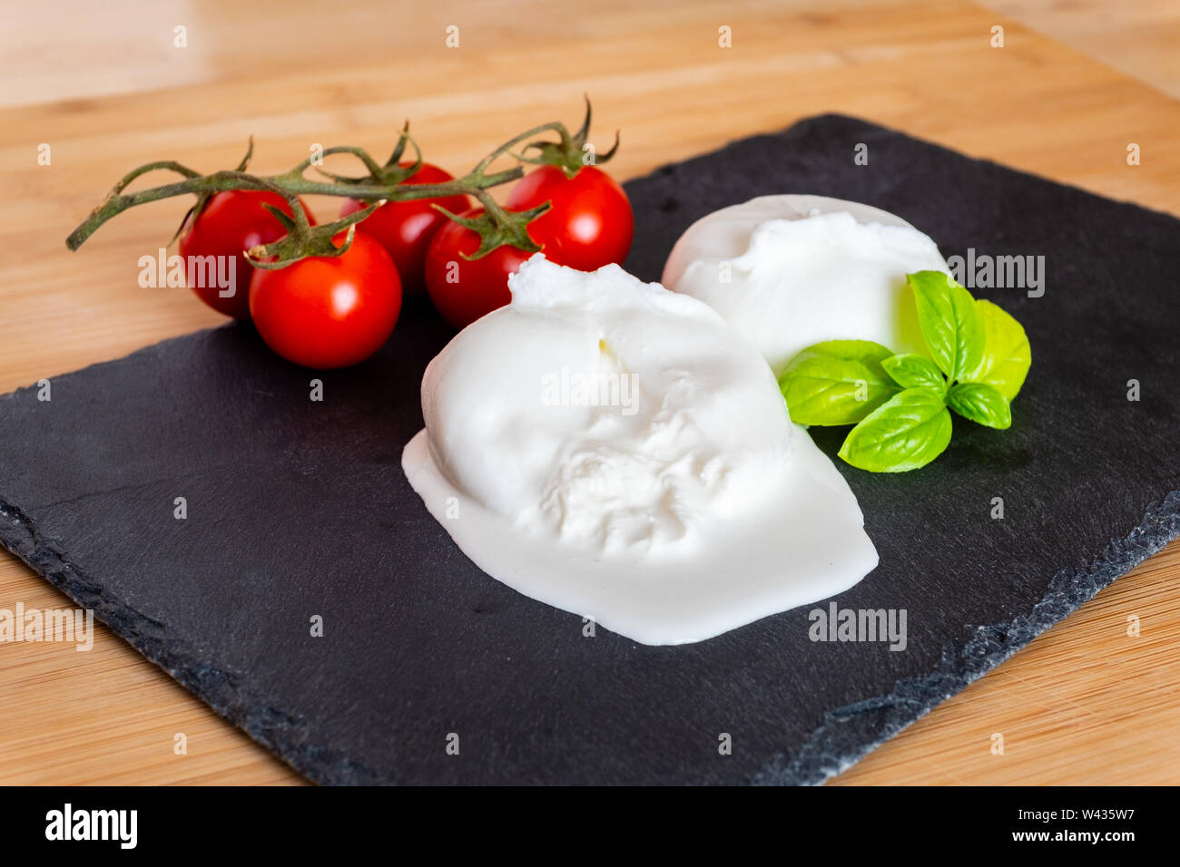 Composition de tomates, basilic et fromage burrata, Pouilles, Italie Banque D'Images