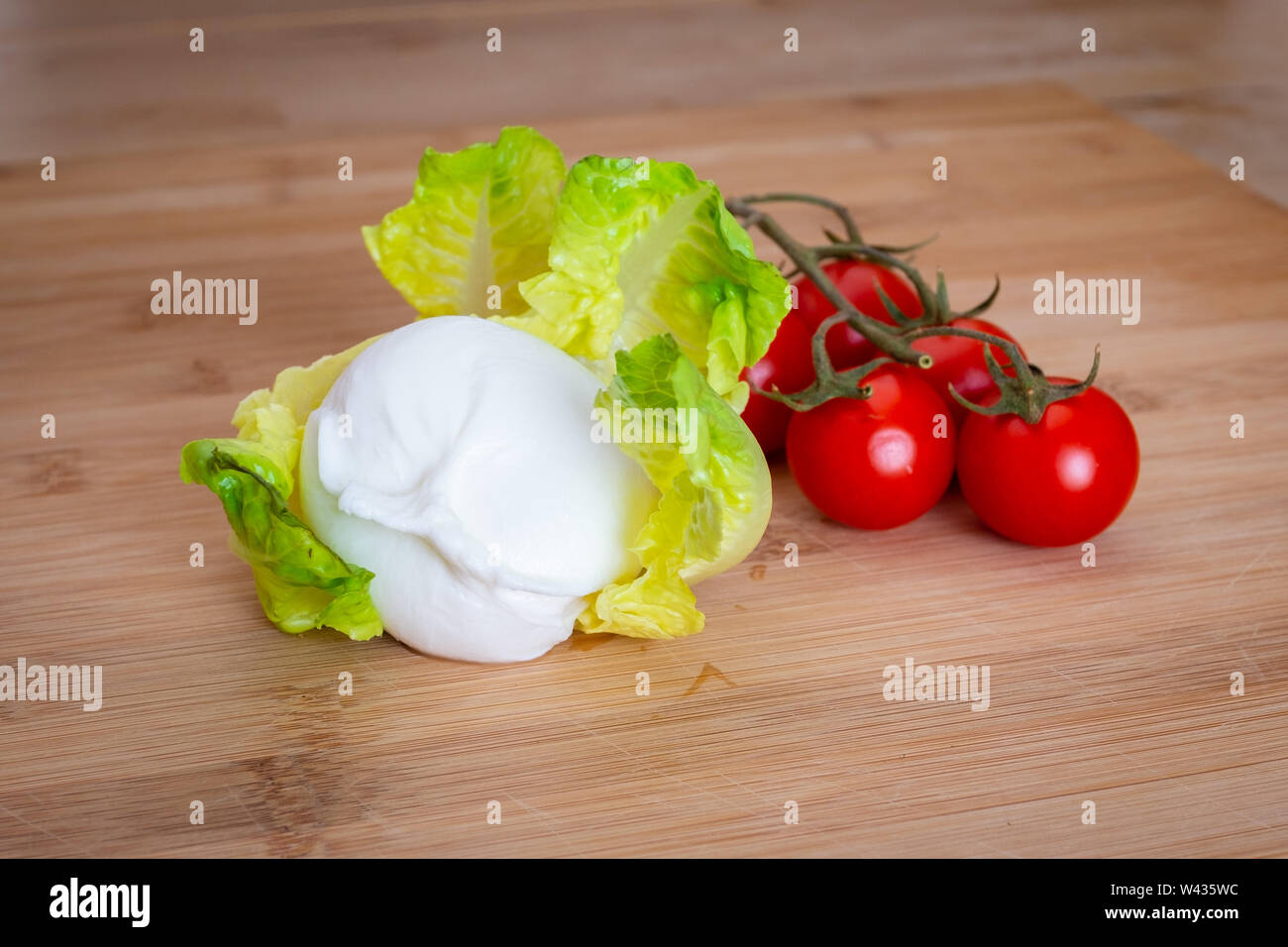 Composition de tomates, salade et fromage burrata, Pouilles, Italie Banque D'Images