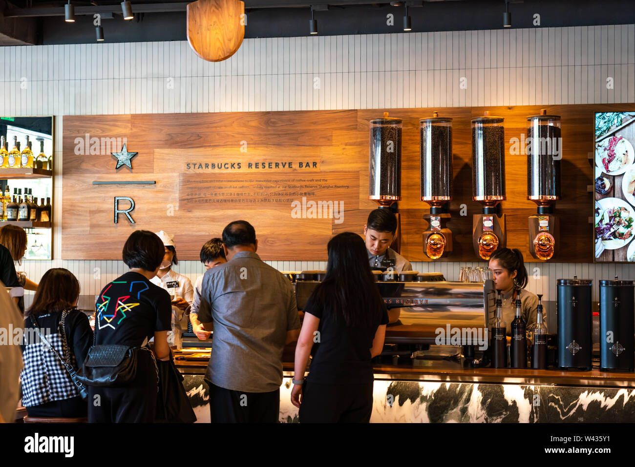 Réserver Starbucks Cafe à Shanghai avec les clients de l'alignement. Banque D'Images