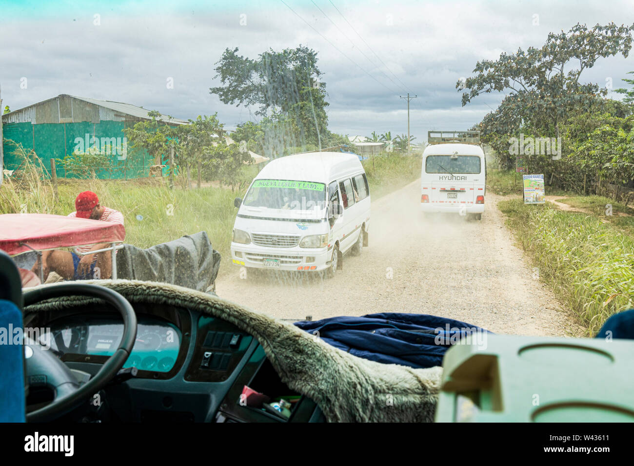 Voir à travers le pare-brise sur la route poussiéreuse du port à Puerto Maldonado, Tambopata, Amazonie, Pérou, Amérique du Sud Banque D'Images