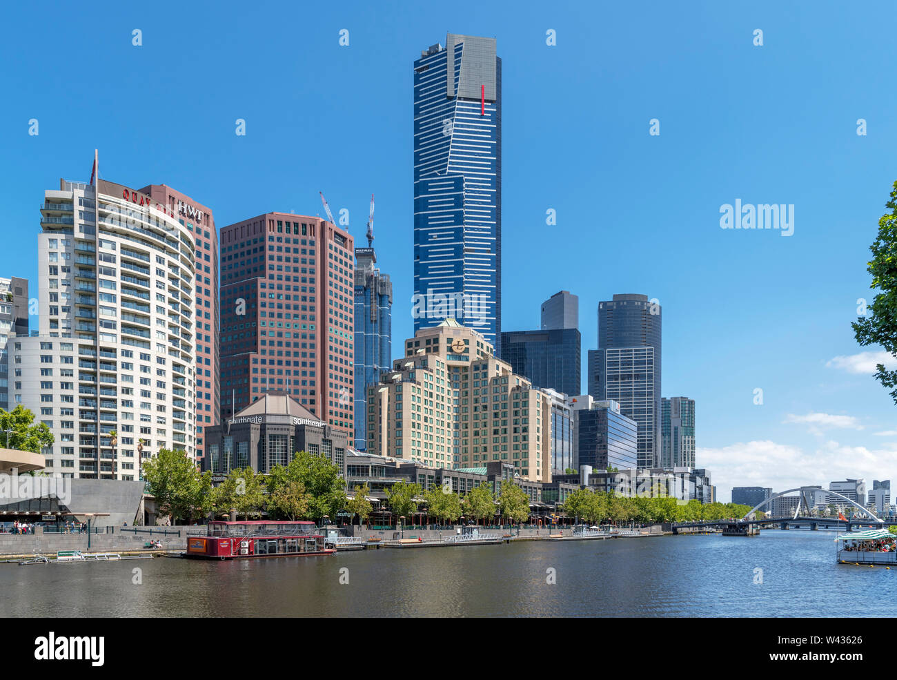 Eureka Tower et d'autres immeubles de grande hauteur sur Southbank vue sur la rivière Yarra, Melbourne, Victoria, Australie Banque D'Images