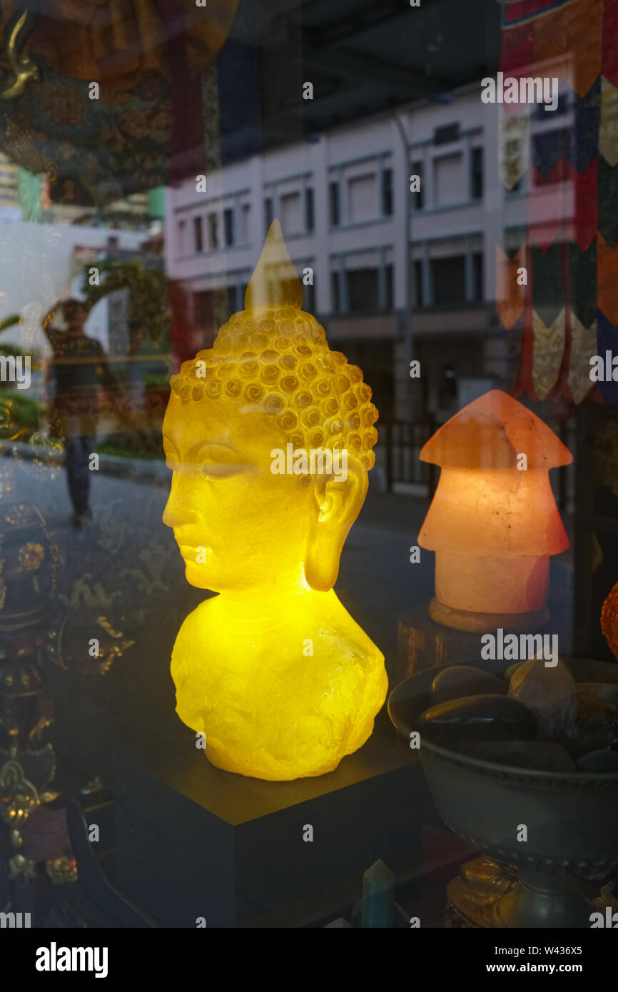 Une tête de Bouddha à énergie solaire affiche dans une vitrine d'un débouché nommé In-Sense Forêt, Keong Saik Road, Chinatown, Singapour Banque D'Images