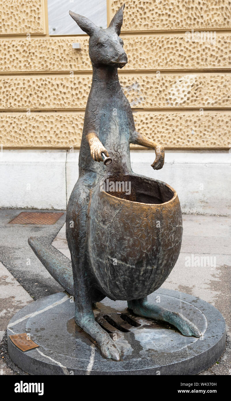 L'Alfred N. Fontaine d'eau potable sous la forme d'un kangourou conçu par le sculpteur académie Mirko Bratuša Krek Square Ljubljana Slovénie eu Europe Banque D'Images