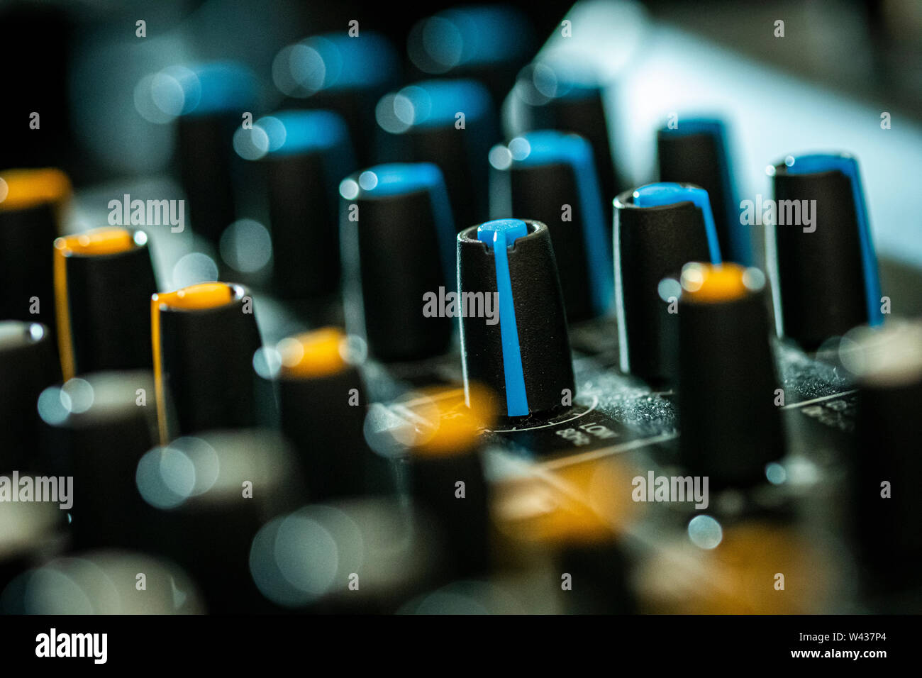 Close-up du volume et de la tonalité des boutons de contrôle sur une table de mixage audio Banque D'Images