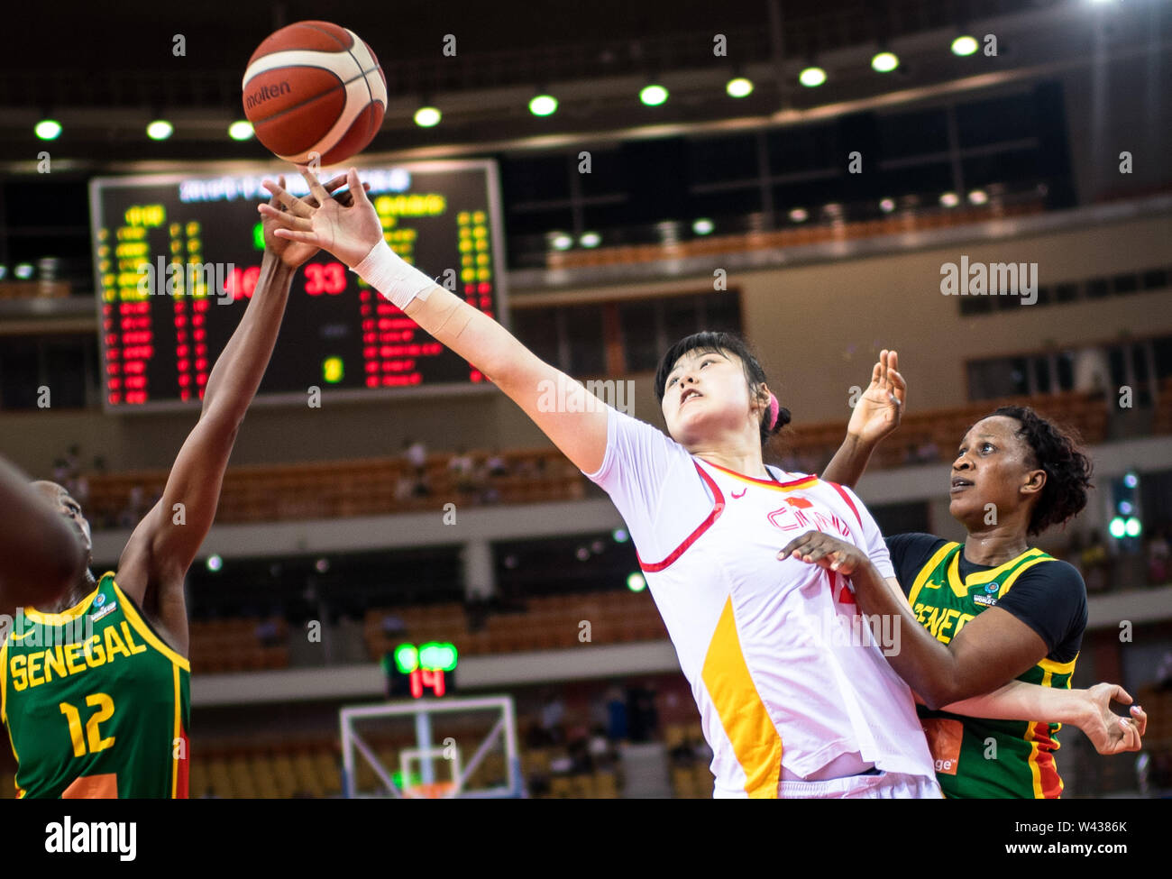 Wuhan. 19 juillet, 2019. Li Yueru (2e R) de la concurrence de la Chine avec Mame Marie SY (L) du Sénégal au cours de 2019 International Women's Basketball Chanllenge entre la Chine et le Sénégal à Wuhan, province du Hubei en Chine centrale le 19 juillet 2019. Credit : Xiao Yijiu/Xinhua/Alamy Live News Banque D'Images