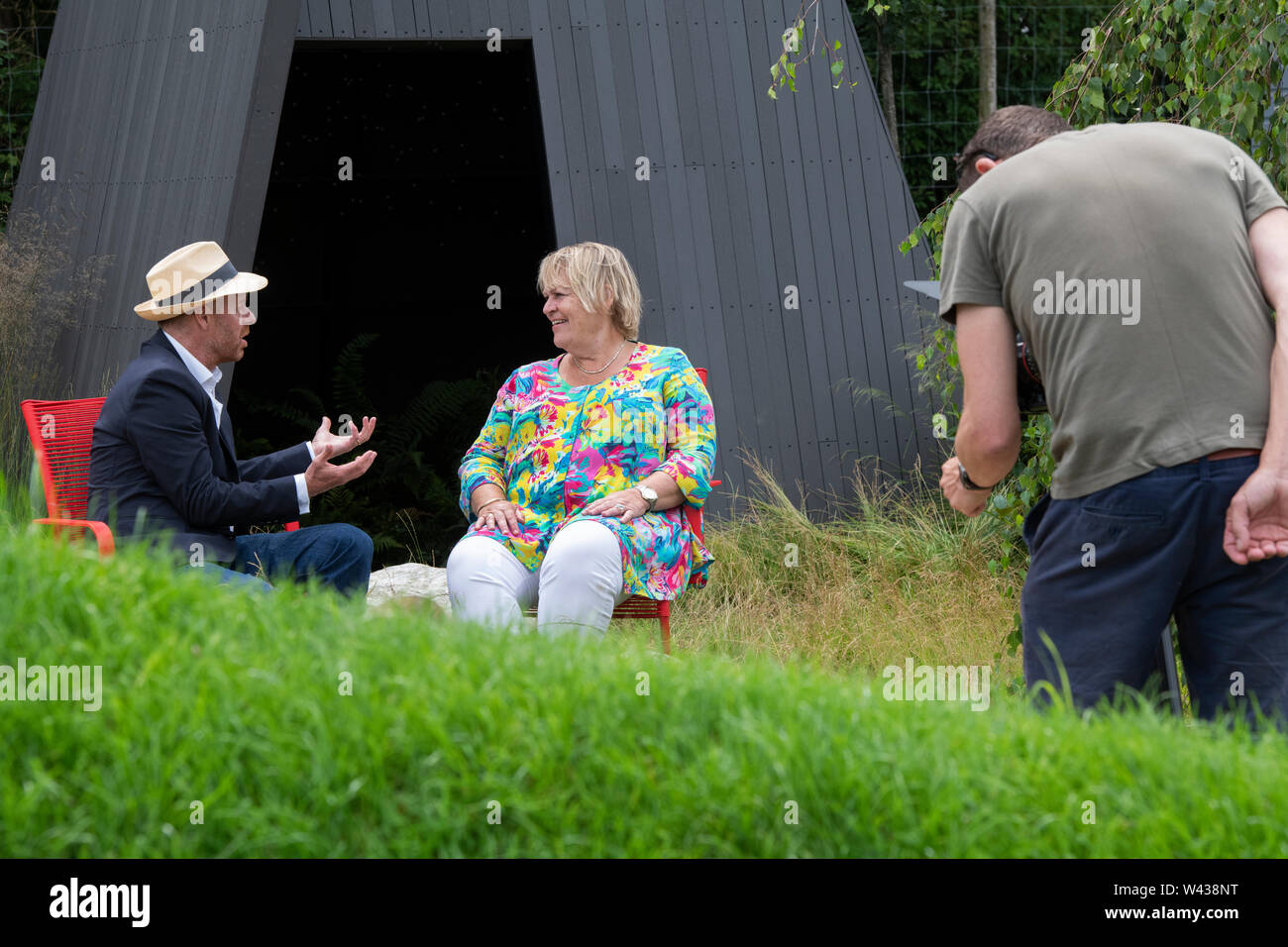 Joe Swift interrogeant Sue Biggs dans le RHS garden show Bridgewater à Tatton Park RHS Flower Show 2019. Tatton Park, Knutsford, Cheshire, Angleterre Banque D'Images
