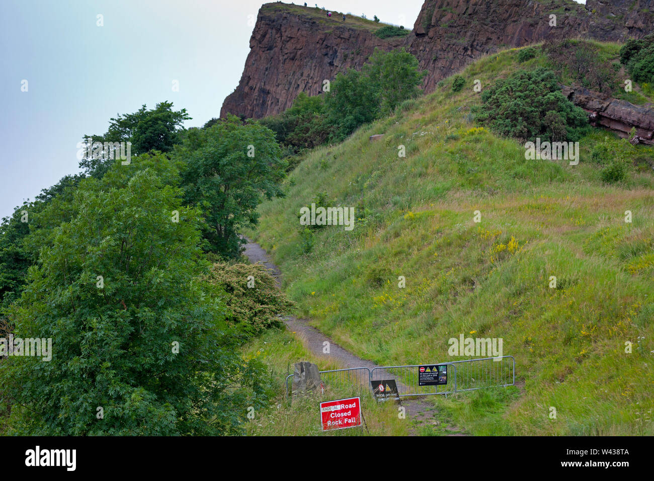 L'Holyrood Park Road, Radical, Édimbourg, Écosse. 19 juillet 2019. Un sentier pittoresque pour les touristes et les résidents à travers le parc au centre de la capitale pourrait être fermé pour de bon en raison de craintes sur la chute de rochers. Le sentier rocheux par Salisbury Crags a été temporairement fermée en septembre de l'année dernière après 50 tonnes de roches est tombé de la série de falaises .Environnement Historique de l'Écosse (HES) qui sont responsables de l'exploitation du parc envisagent les options. Banque D'Images