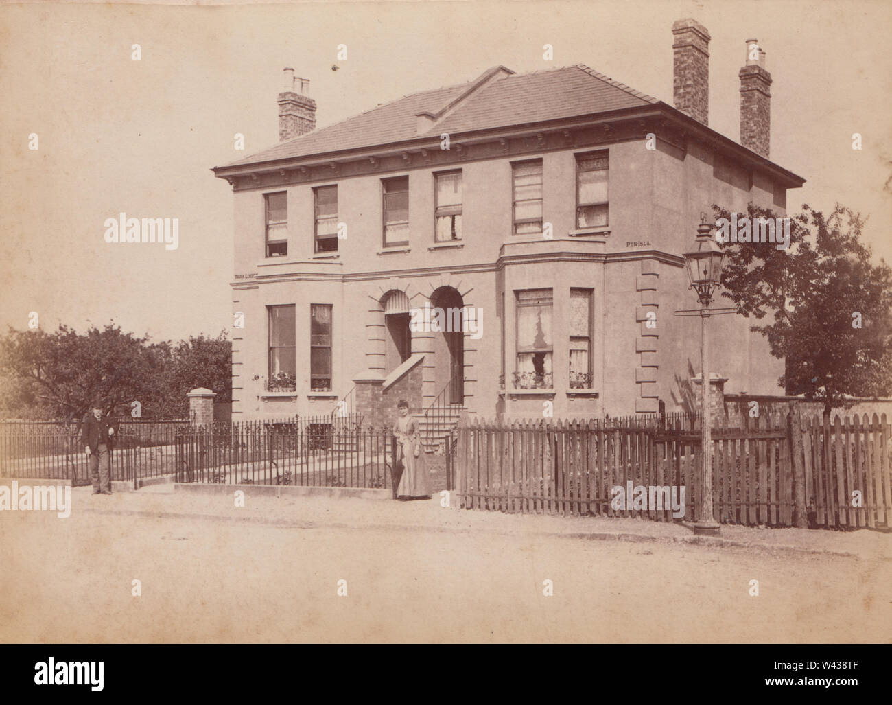 Victorienne fin des années 1880 / début des années 1890 Photographie d'une paire de maisons mitoyennes appelées Pen-Isla & Tara Lodge in All Saints, Cheltenham, Gloucestershire. Ces maisons sont maintenant No's 11 & 15 All Saints Villas Road, Cheltenham Banque D'Images