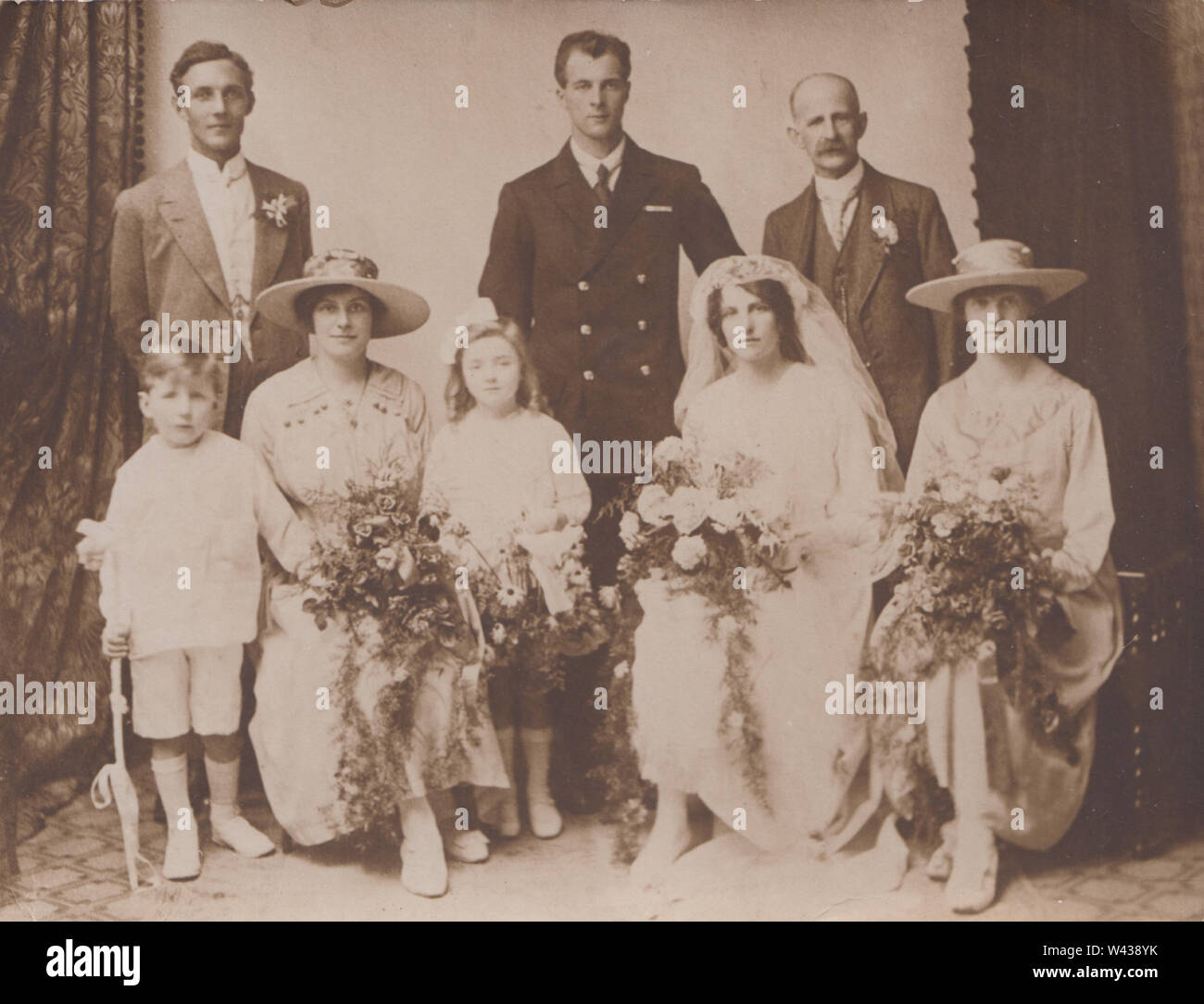 Vintage Carte postale photographique montrant une fête de mariage. Banque D'Images