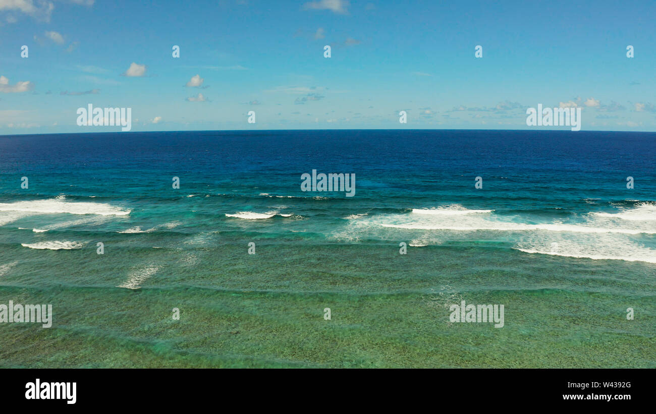 Seascape : blue ocean surf et vagues se brisant sur la barrière de corail vue d'en haut. L'été et les vacances Banque D'Images