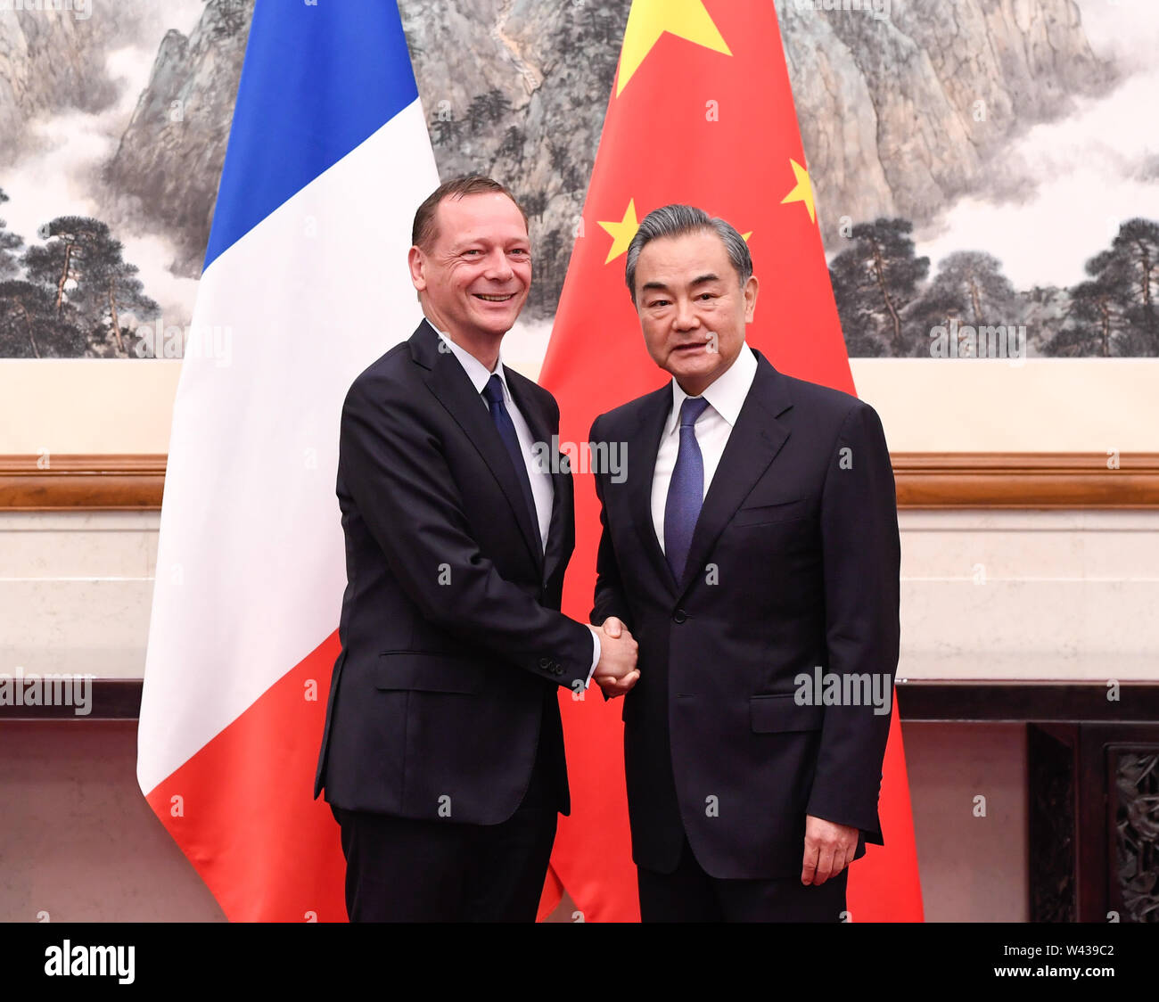 Beijing, Chine. 19 juillet, 2019. Le Conseiller d'Etat chinois et le ministre des Affaires étrangères Wang Yi (R) et du président français est conseiller diplomatique Emmanuel Bonne co-présidente de la nouvelle ronde de consultation entre les coordonnateurs de la boîte de dialogue stratégique sino-françaises à Pékin, capitale de la Chine, le 19 juillet 2019. Credit : Shen Hong/Xinhua/Alamy Live News Banque D'Images