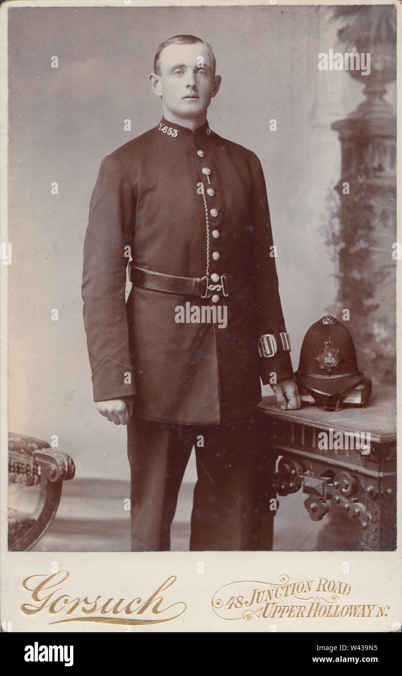 La région de Victoria Holloway, Londres Carte du Cabinet d'un jeune officier de la Police métropolitaine britannique. Collar Aucun Y.653. Banque D'Images