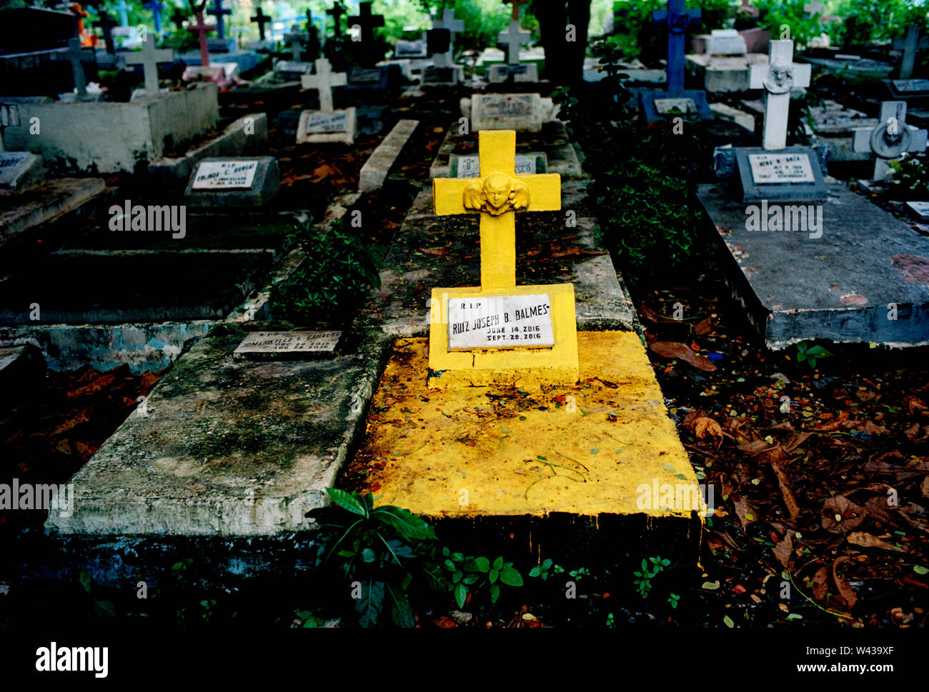 Croix chrétienne jaune dans le sud de Manille à Manille cimetière à Luzon Manille aux Philippines en Asie du Sud-Est Extrême-Orient. Banque D'Images