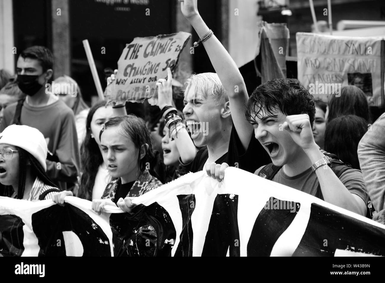 Les étudiants sont descendus dans les rues pour manifester contre le changement climatique dans le centre de Londres, le vendredi 19 juillet. Banque D'Images