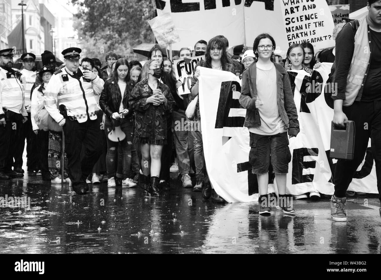 Les étudiants sont descendus dans les rues pour manifester contre le changement climatique dans le centre de Londres, le vendredi 19 juillet. Banque D'Images