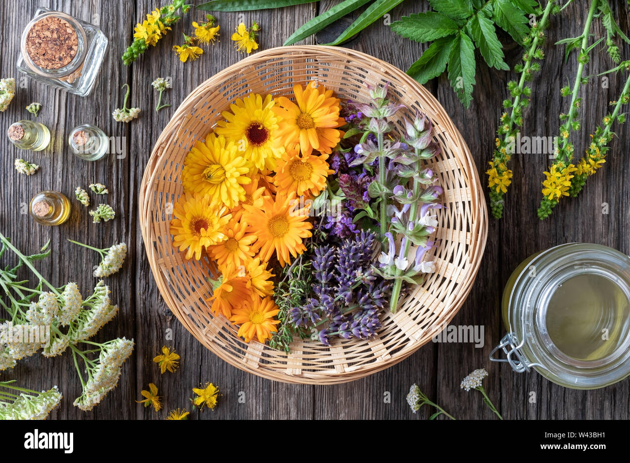 Des herbes médicinales et d'huiles essentielles - ingrédients pour préparer un produit de la peau fait maison, vue du dessus Banque D'Images