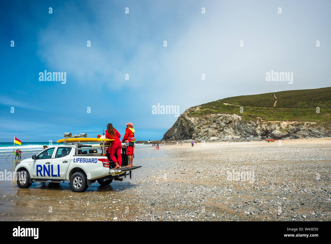 Des maîtres nageurs de la RNLI sur porthtowan beach sur la côte ouest, Cornwall, England, UK. Banque D'Images