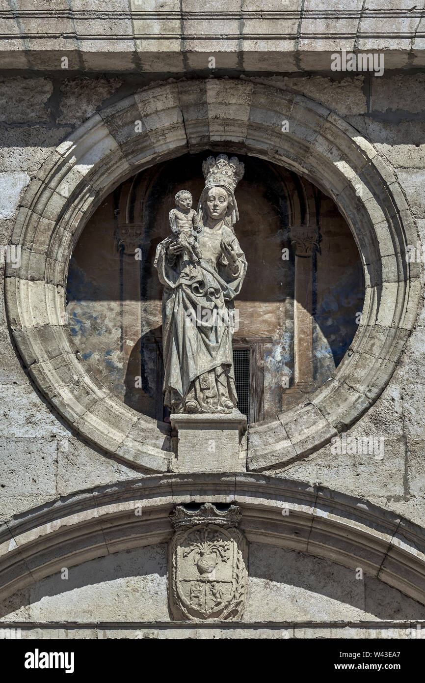 Image pierre gothique du 15ème siècle de la Vierge à l'enfant de Notre Dame d'Allende, bouclier dans le fronton semi-circulaire, Valladolid, Burgos, Espagne Banque D'Images