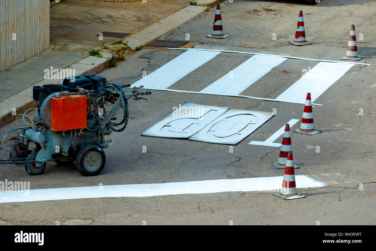 Machine de pulvérisation pour l'exécution de la signalisation routière aux passages pour piétons, etc. Banque D'Images