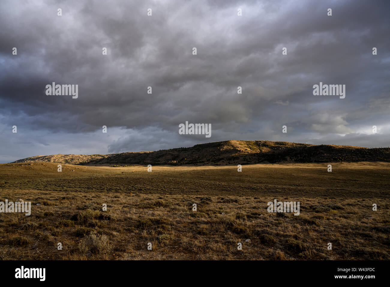 Un ciel d'orage au-dessus de pays dans le Wyoming, USA Banque D'Images