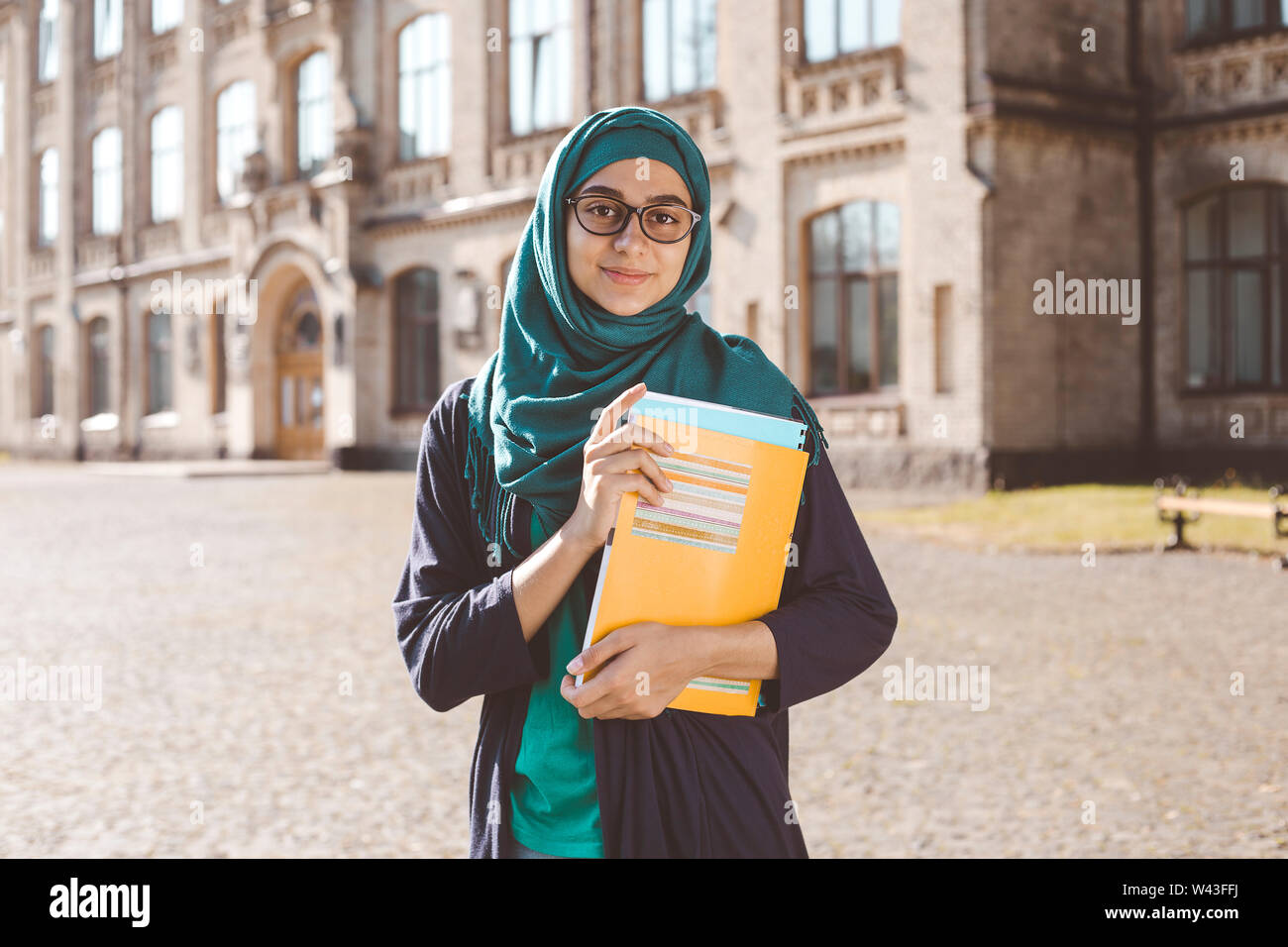 Portrait de la jeune fille étudiante musulmane à hijab. Banque D'Images