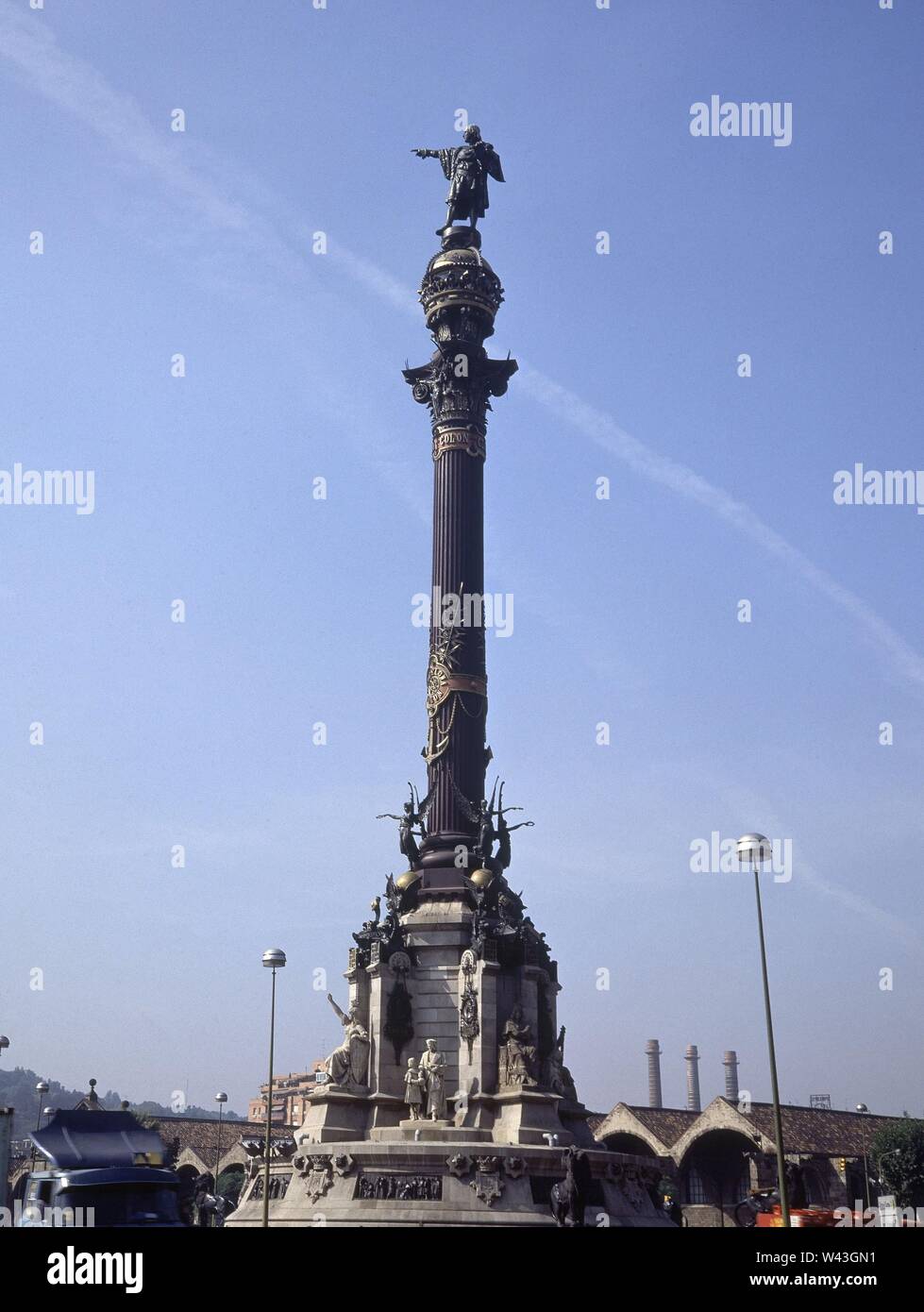 MONUMENTO A COLÓN EL LA PUERTA DE LA PAZ, 1881-88, FIGURA DE COLON EN BRONCE DEL ESCULTOR RAFAEL ATCHE. Auteur : GAIETA BUIGAS MONRAVA. Emplacement : MONUMENTO A CRISTOBAL COLON. L'ESPAGNE. Banque D'Images