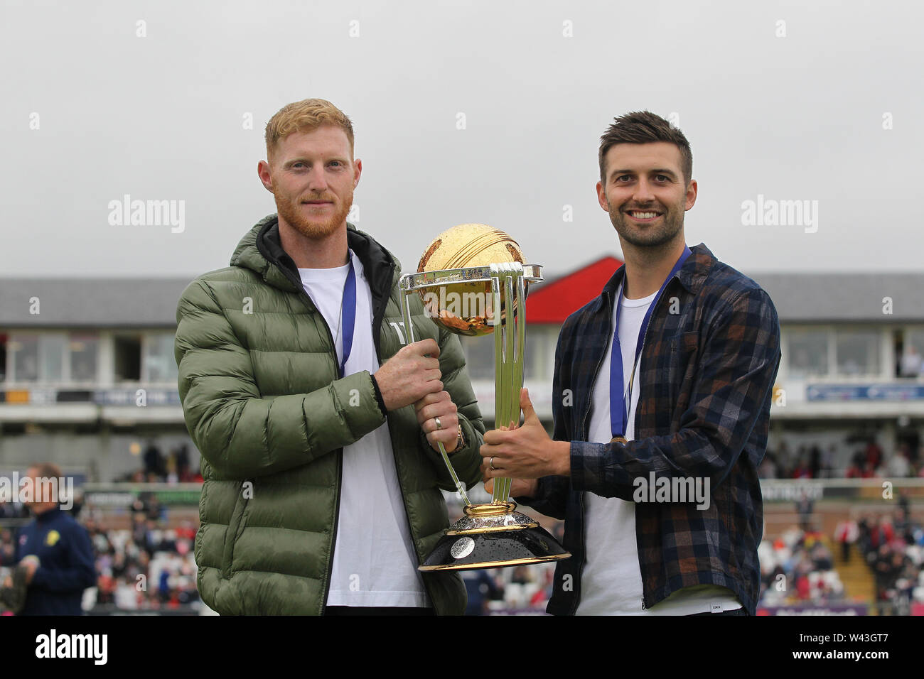 CHESTER LE STREET, en Angleterre le 19 juillet 2019. 2019. L'Angleterre et Durham cricket Ben Stokes et Mark Wood posent avec la Coupe du monde de cricket au cours de l'épanouissement T20 Blast match entre Durham County Cricket Club et le Northamptonshire County Cricket Club à Unis Riverside, Chester le Street le vendredi 19 juillet 2019. (Crédit : Mark Fletcher | MI News ) Crédit : MI News & Sport /Alamy Live News Banque D'Images