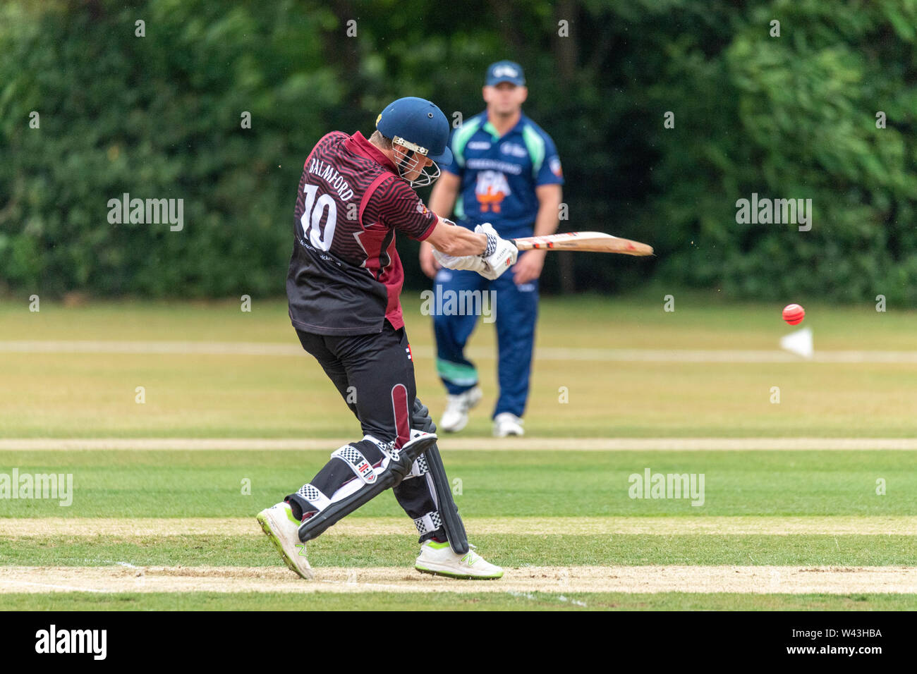 Brentwood Essex 19 juillet 2019 match de cricket entre l'anglais et maîtrise de l'APC Brentwood Cricket Club. Guy Balmford d Brenbtwood passe le ballon Credit Ian Davidson/Alamy Live News Banque D'Images