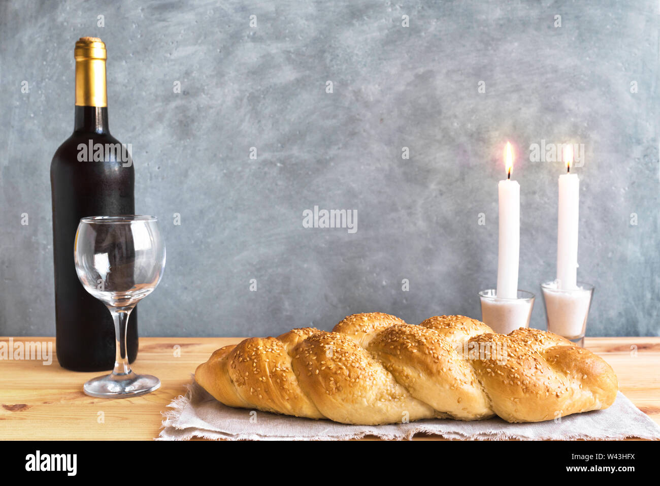 Le Shabbat ou Shabath concept. Pain Challah, shabbat vin, livre et bougies sur table, copiez l'espace. Shabbat juif traditionnel rituel. Banque D'Images