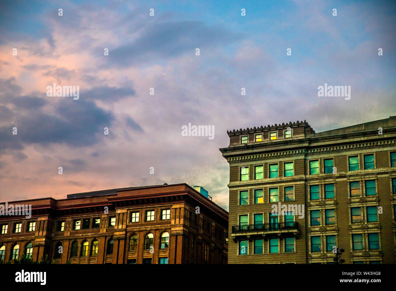 Coucher de soleil sur old brick city apartment buildings Banque D'Images