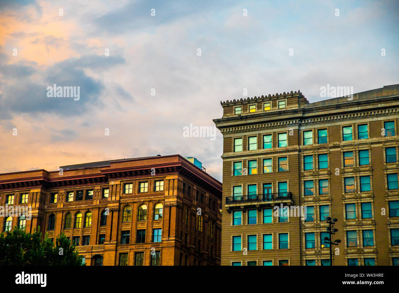 Coucher de soleil sur old brick city apartment buildings Banque D'Images