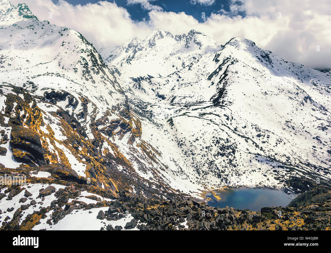 Trekking au lac Gosaikunda - lac sacré pour les hindouistes et bouddhistes pèlerinage. Langtang valley. Himalaya. Le Népal Banque D'Images