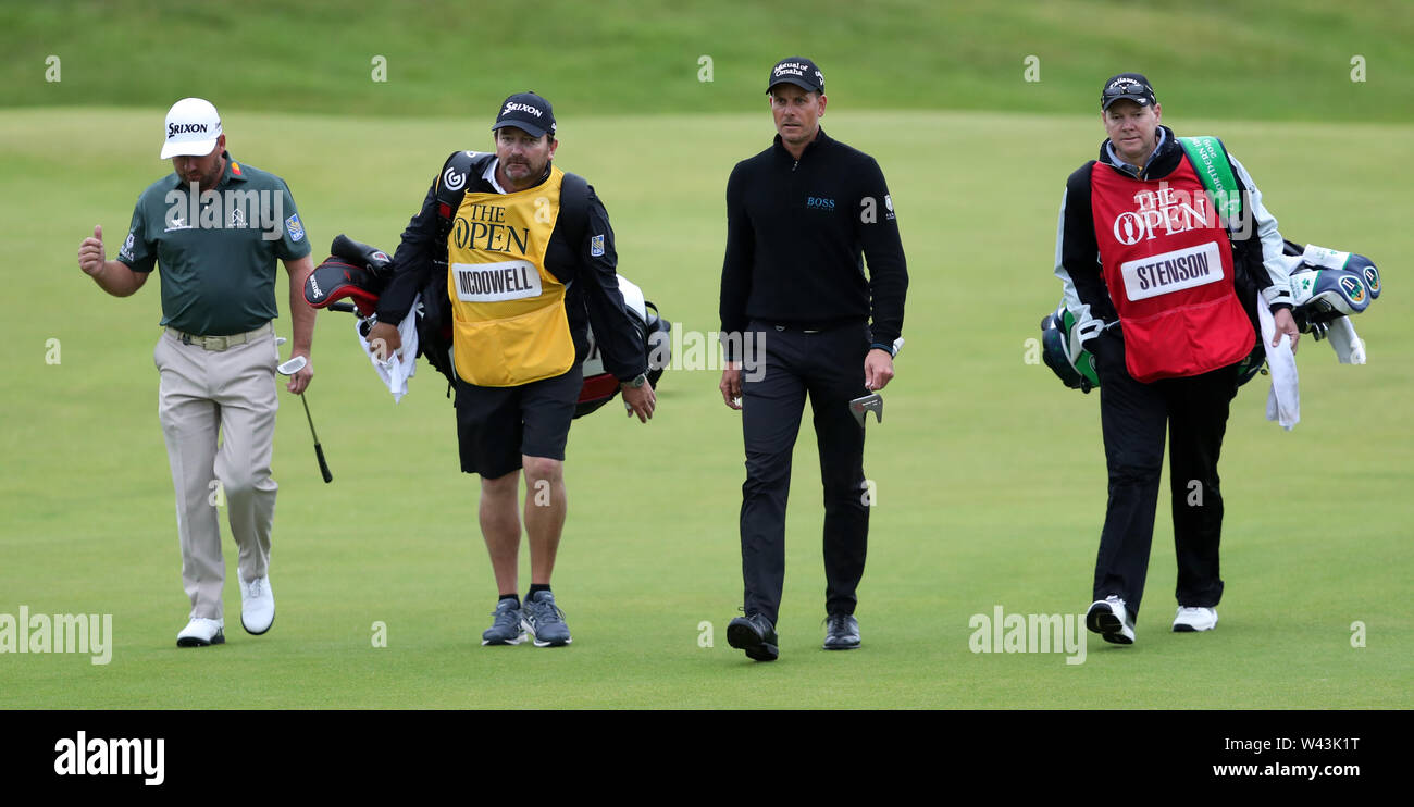 L'Irlande du Nord Graeme McDowell et le Suédois Henrik Stenson, marcher dans le 18e au cours de la deuxième journée de l'Open Championship 2019 au Club de golf Royal Portrush. Banque D'Images