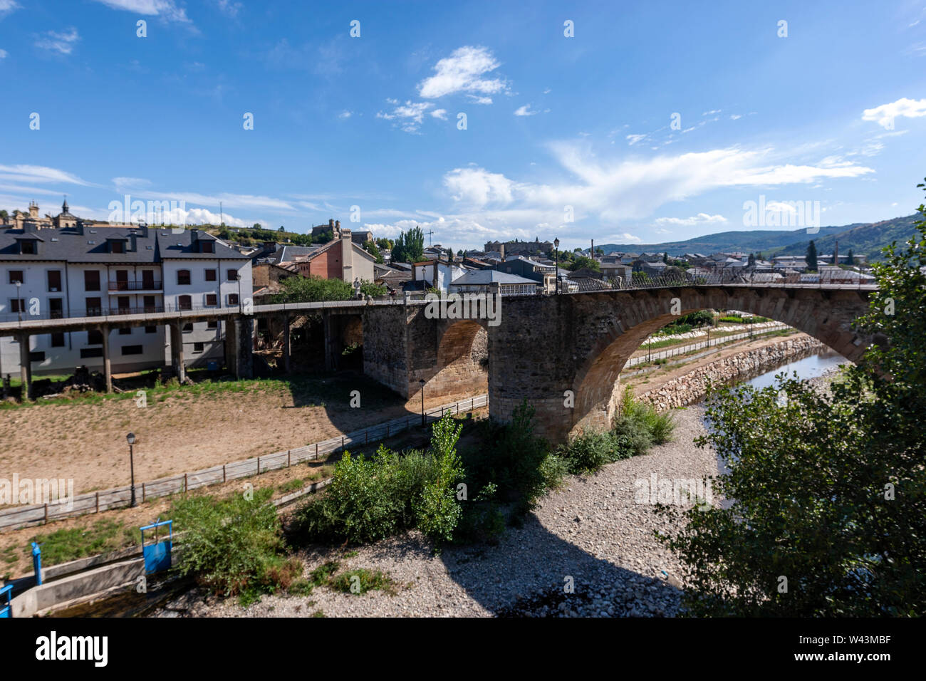 Camino de Santiago traversant le pont de pierre médiéval en Villafranca del Bierzo ; Leon Provimnce, Castille, Espagne Banque D'Images