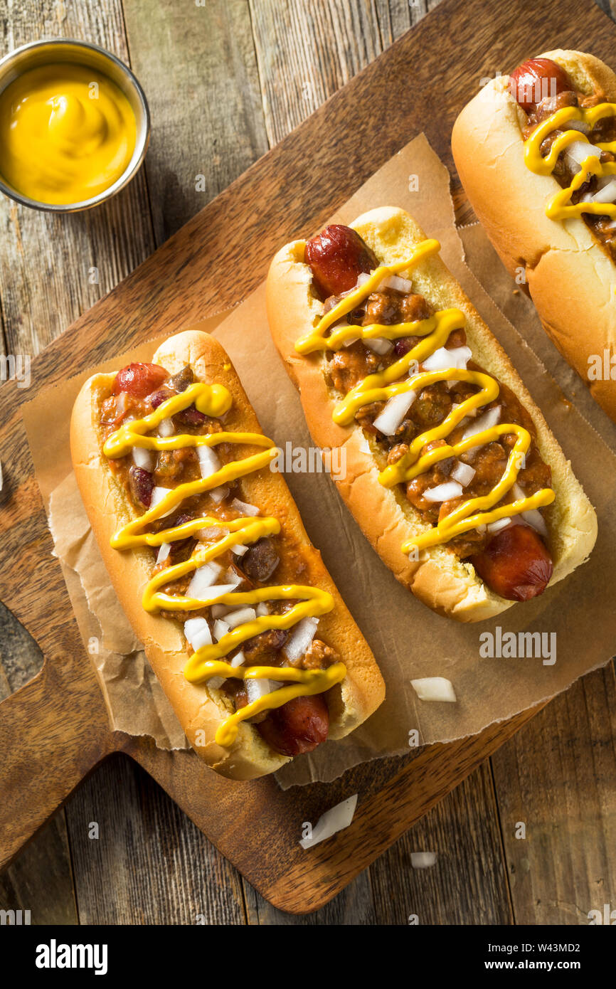 Style Detroit maison Chili Dog avec de la moutarde et l'Oignon Banque D'Images