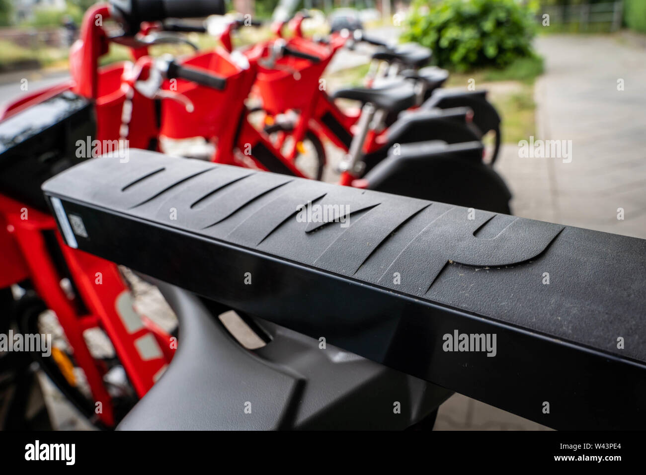 BERLIN, ALLEMAGNE - 16 juillet 2019 : Uber se joint à la flotte avec dockless Jump vélos électrique à travers l'application Uber louables Banque D'Images