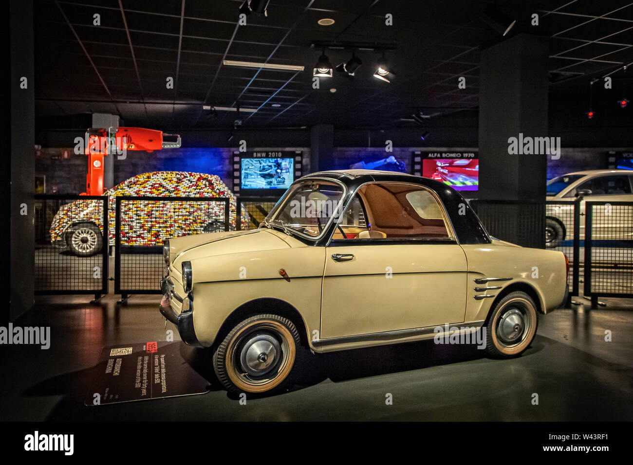 Italie Piémont Turin Museo dell' Automonbile Mauto Turin ( ) - Italie 1959 - Dodge - avec la même dame propriétaire d'or de quarante ans, c'est la version elite de la Fiat 500 Banque D'Images