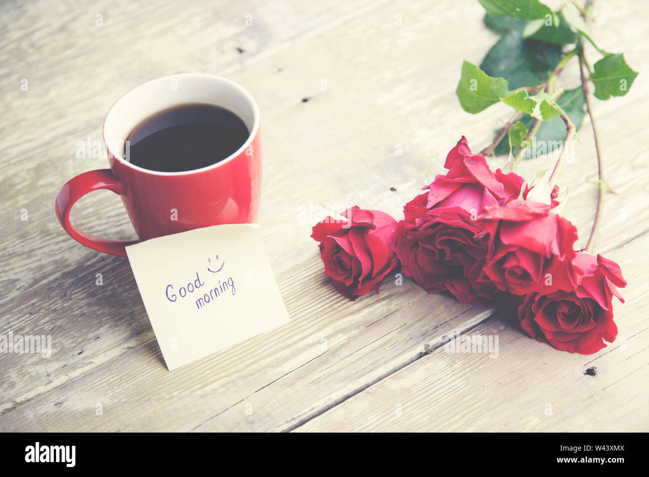 Le café, rose et '' bonjour '' écrit sur papier Photo Stock - Alamy