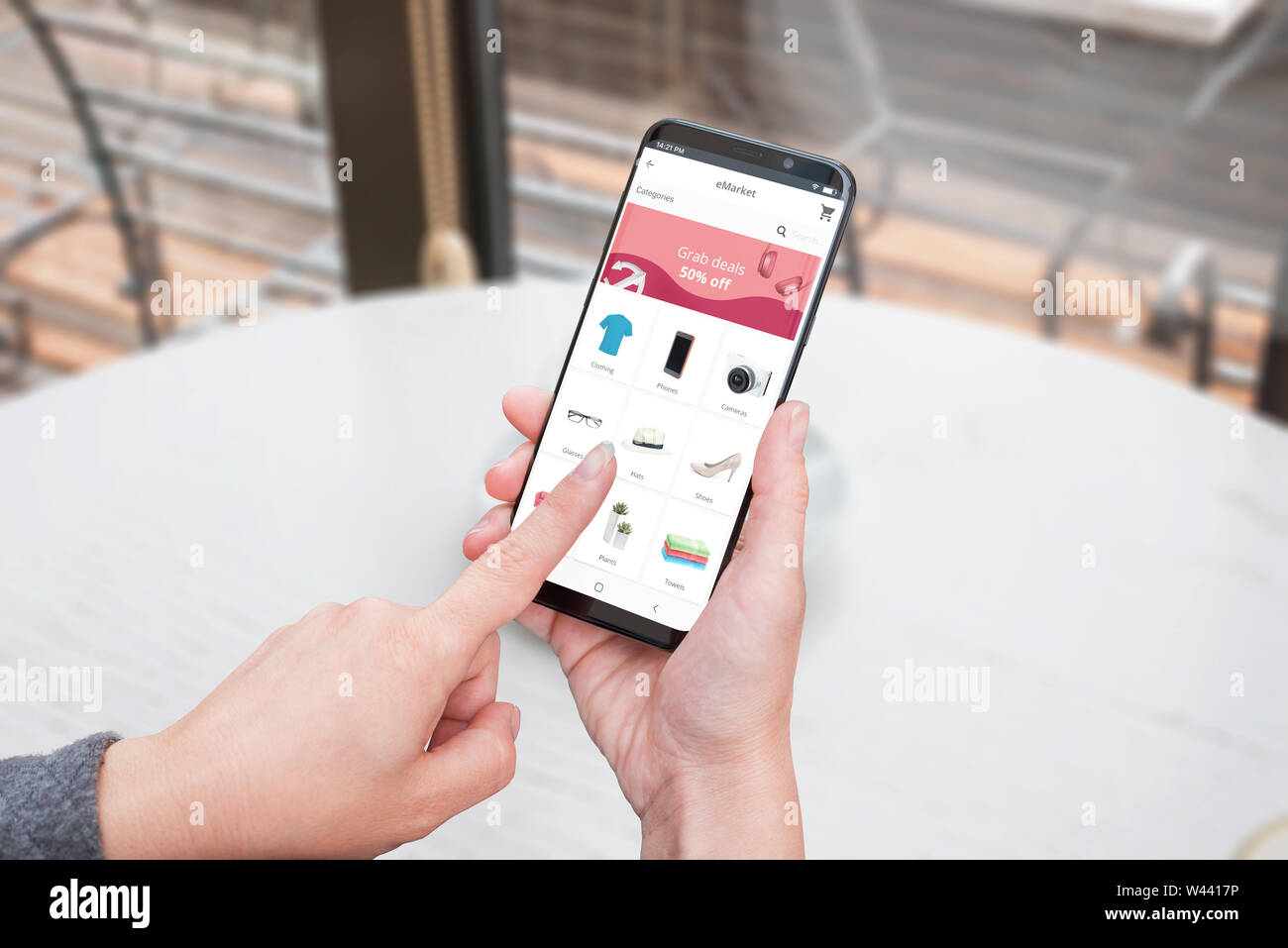 Les femmes utilisent l'app store en ligne pour acheter des vêtements, des meubles, de haute technologie avec un téléphone mobile. Close-up concept. Banque D'Images