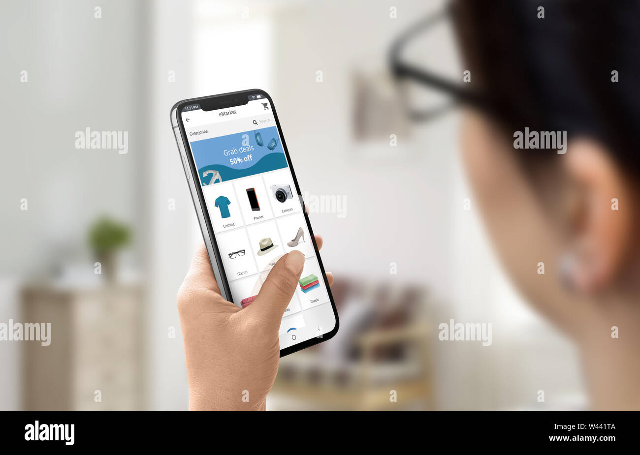 Girl utilise des centres commerciaux modernes, l'app store en ligne pour acheter des chaussures, vêtements, tech. App Store concept avec catégories et un accord sur la bannière en-tête. Banque D'Images